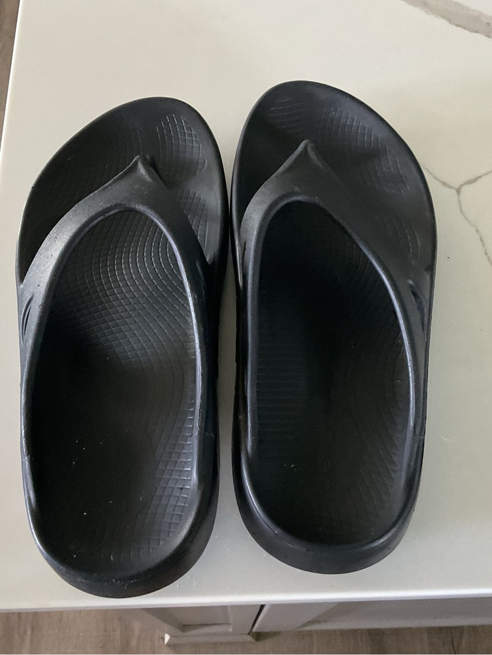 OOFOS Women's Black Recovery Flip Sandals